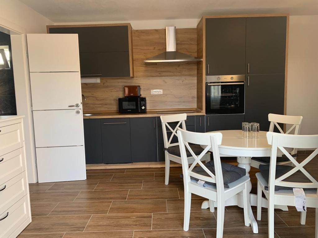Apartmani Albatros Perusic Exterior photo
